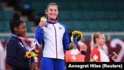 Xhudistja nga Kosova, Nora Gjakova pozon me medaljen e artë olimpike. 