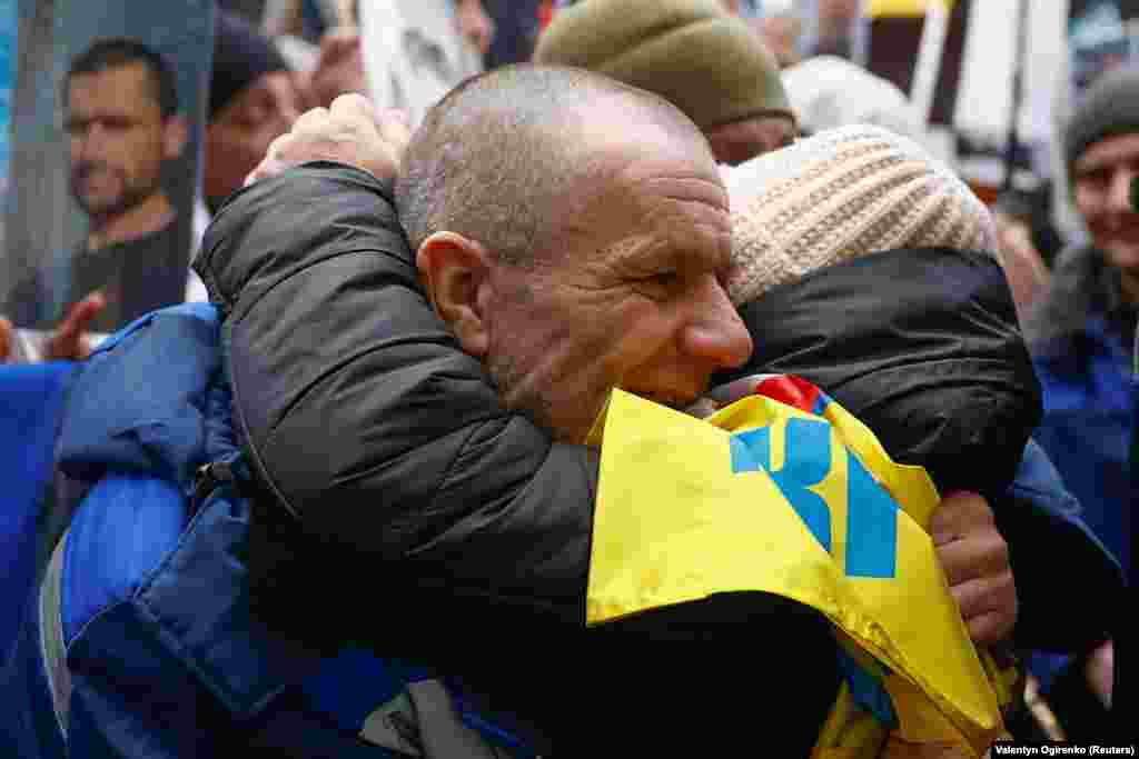 Обійми рідних після повернення з російського полону
