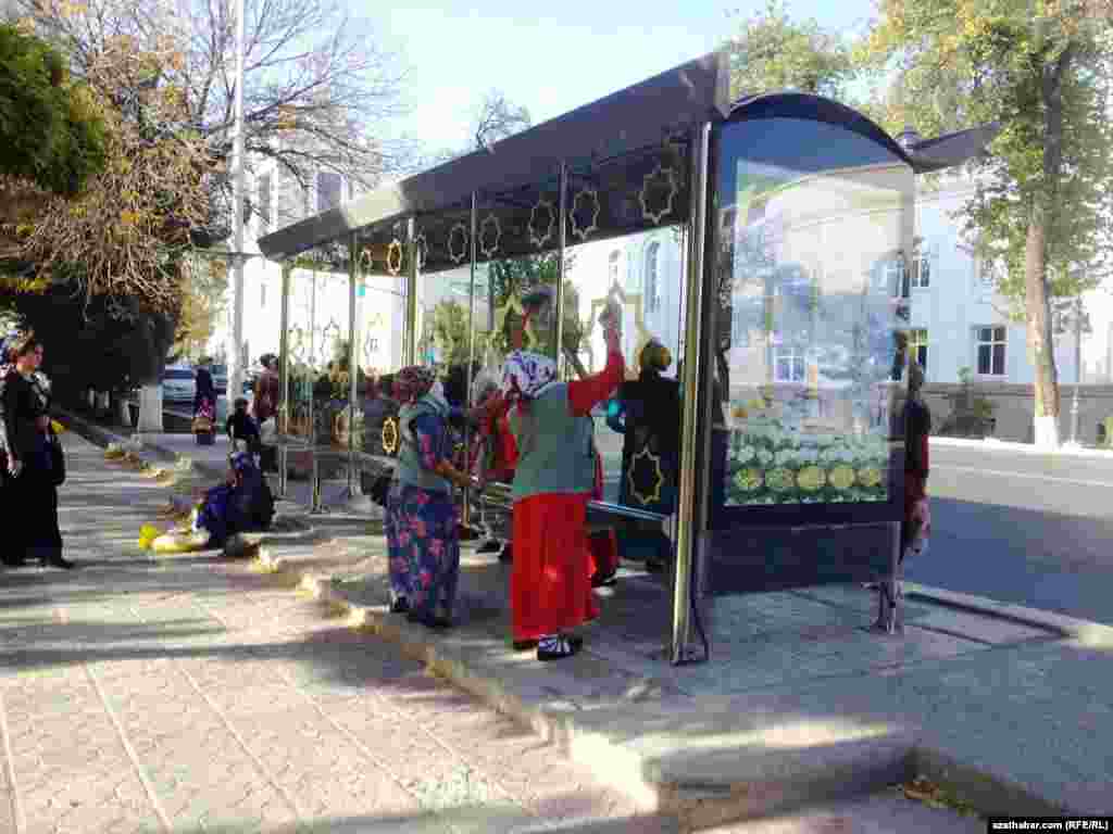 Kommunal hojalygynyň işgärleri awtobus duralgalaryny her gün ýuwmaly bolýarlar