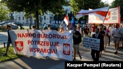 Okupljeni u Varšavi s transparentom na kojem piše "Narod Bjelorusije treba podršku", u znak solidarnosti s demonstrantima u Bjelorusiji nakon rezultata izbora, 14. august 2020.
