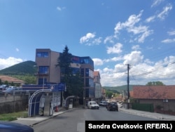 Zgrada u kojoj je registrovano sedište firme "Rad 028", a koja je, prema tvrdnjama građana sa kojima je razgovarao RSE, "odavno prazna". RSE u toj zgradi nije zatekao nikoga.