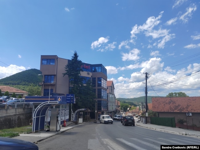 Ndërtesa ku thuhet se është selia e "Rad 028" në Zveçan.