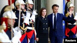 Președinții Emmanuel Macron și Maia Sandu, la Palatul Elysee, Paris