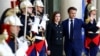 Fransa prezidenti Emmanuel Makron Yelisey sarayında görüşdən əvvəl Moldova prezidenti Maya Sandu ilə salamlaşır. 2022