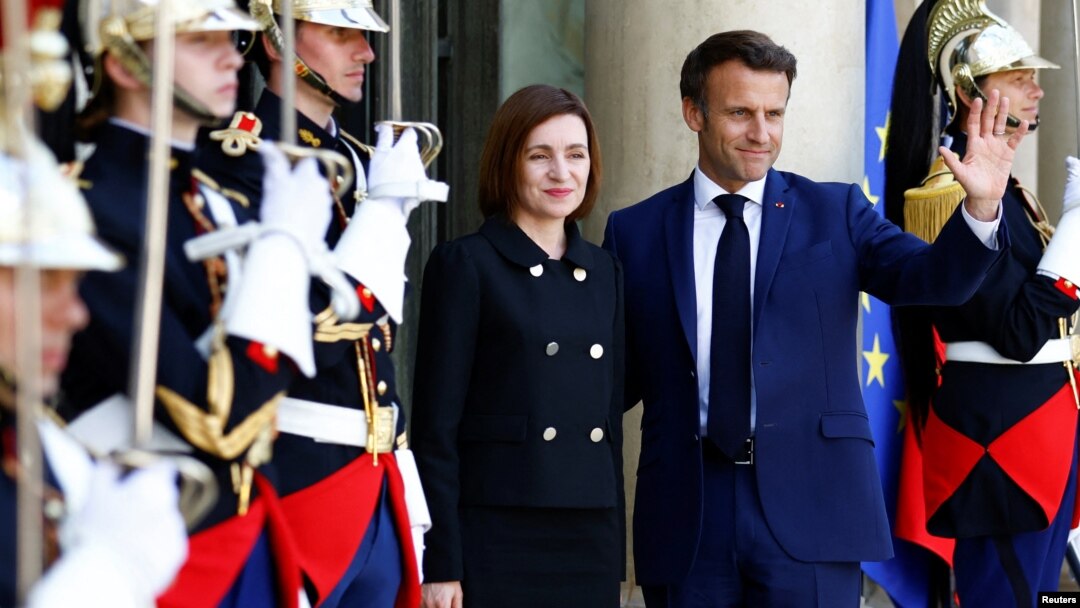 Președintele francez Emmanuel Macron o întâmpină pe președinta Republicii Moldova, Maia Sandu, la Palatul Elysée din Paris, Franța, 19 mai 2022.