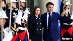Președintele francez Emmanuel Macron o întâmpină pe președinta R. Moldova, Maia Sandu, înainte de o întâlnire la Palatul Elysée din Paris, Franța, 19 mai 2022.