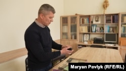 Юрій Рибак оглядає касету