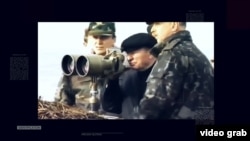 Президент Украины Леонид Кучма (по центру) смотрит на дамбу в Керченском проливе, которую строит Россия от Таманского полуострова до острова Тузла. Крым, 2003 год