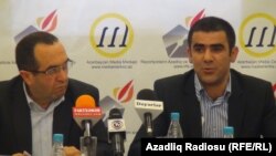 Пресс-конференция института прав медиа. Рашид Гаджилы (слева) и Халид Агаев. Баку, 2012