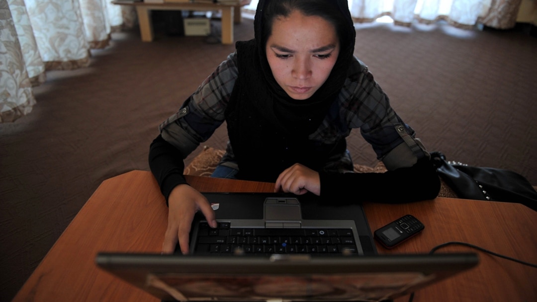 Маған Skype арқылы кеуделеріңізді көрсетіңіз