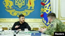 Președintele Volodimir Zelenski, discutând cu Andrii Hnatov, șeful Statului Major General al Forțelor Armate ale Ucrainei, pe 7 noiembrie