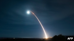 پرتاب موشک بالستیک قارهپیمای «مینوتْمَن ۳» غیرمسلح نیروی هوایی آمریکا در جریان یک آزمایش در اقیانوس آرام