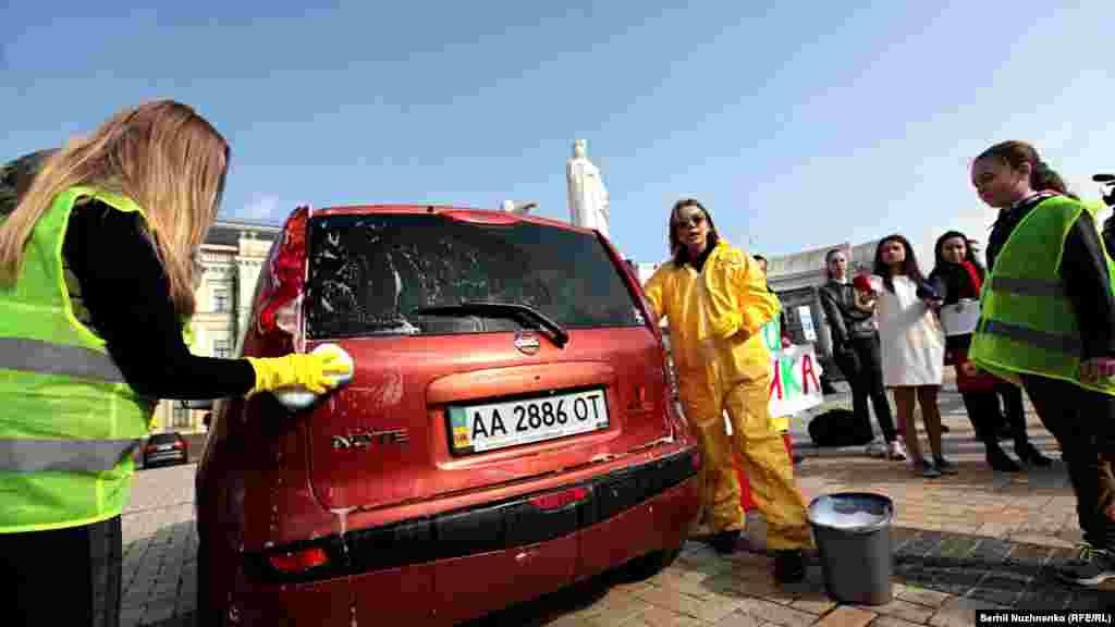 Щоби задовольнити всіх автомобілістів, прямо на Михайлівській площі активісти відкрили автомийку