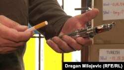 Продавец электронных сигарет демонстрирует свою продукцию. Иллюстративное фото.