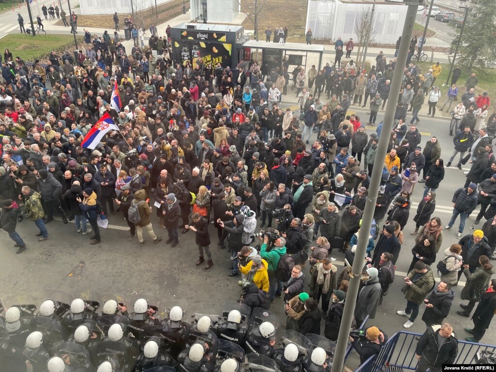 Граѓаните и полицијата на протест пред Собранието на Нови Сад, 24 февруари 2025 година.