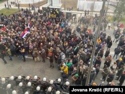 Građani i policija na protestu ispred Skupštine Novog Sada, 24. februar 2025.