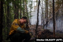 Az orosz Légi Erdővédelmi Szolgálat tagja pihen a szibériai erdőben a súlyos tüzek megfigyelése után 2021 júliusában. Jakutföld másfél millió hektáros területén terjedtek el a tüzek – immár sorozatban harmadik éve. Normális időkben ez Oroszország egyik leghidegebb régiója