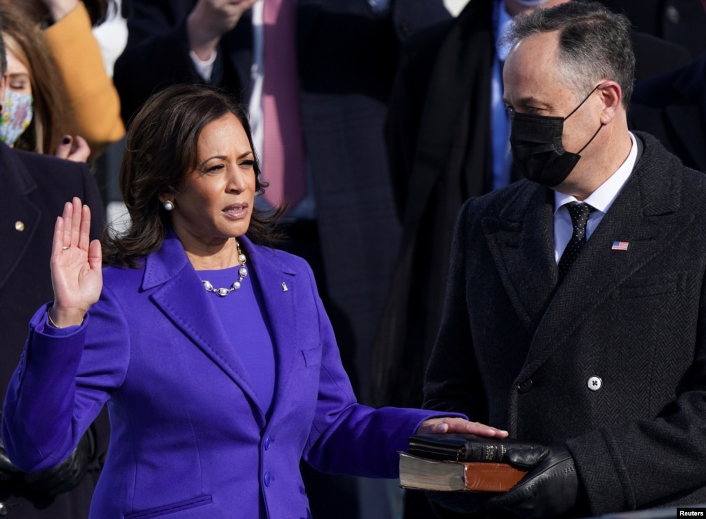 20 janar 2021. Kamala Harris bën betimin zëvendëspresident në Uashington. Bibla mbi të cilën ajo betohet mbahet nga bashkëshorti i saj, Doug Emhoff.   