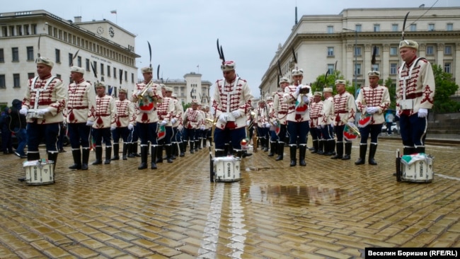 Procesion solemn drejt monumentit të "Shën Shën Kirili dhe Metodi" përpara Bibliotekës Kombëtare "Shën Shën Kirili dhe Metodi" me rastin e 24 Majit
