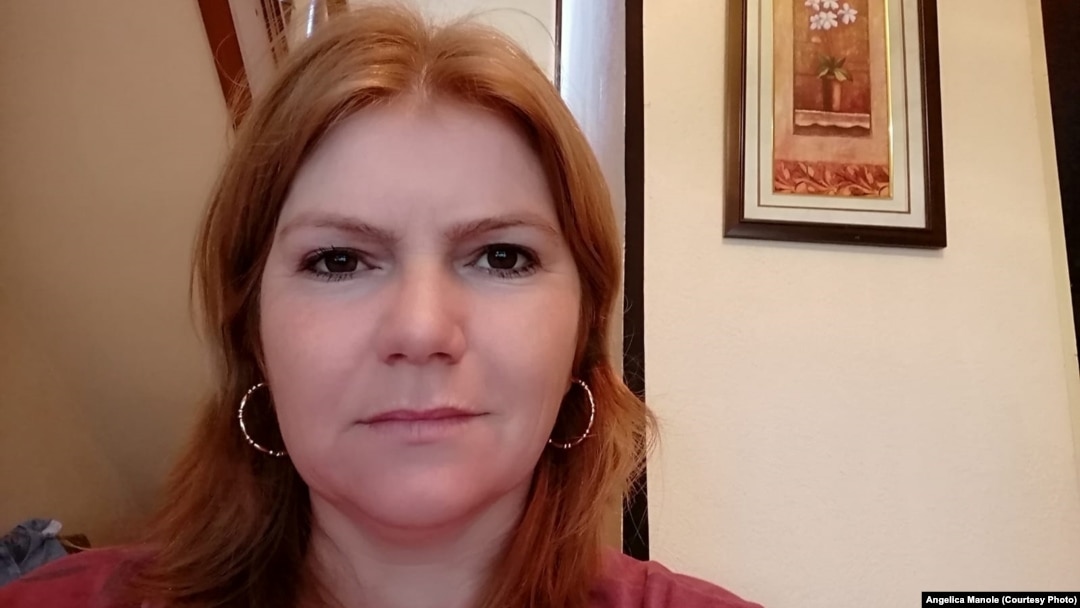 Crearea organizației neguvernamentale „Haine Curate" a fost inspirată de povestea Angelicăi Manole. Ea a fost dată afară din fabrică după ce s-a plâns public că i-a fost tăiat salariul fără nicio bază.