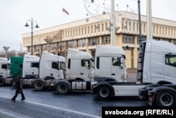 Аўтацягачы на фоне літоўскага парлямэнту