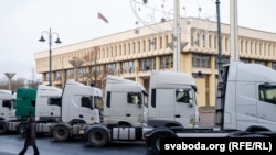 Акцыя пратэсту літоўскіх перавозьнікаў у Вільні каля парлямэнту краіны. 10 сьнежня 2025 году 