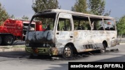 موتر حامل کارمندان کمیسیون اصلاحات اداری و خدمات ملکی افغانستان که هدف انفجار ماین مقناطیسی قرار گرفت.