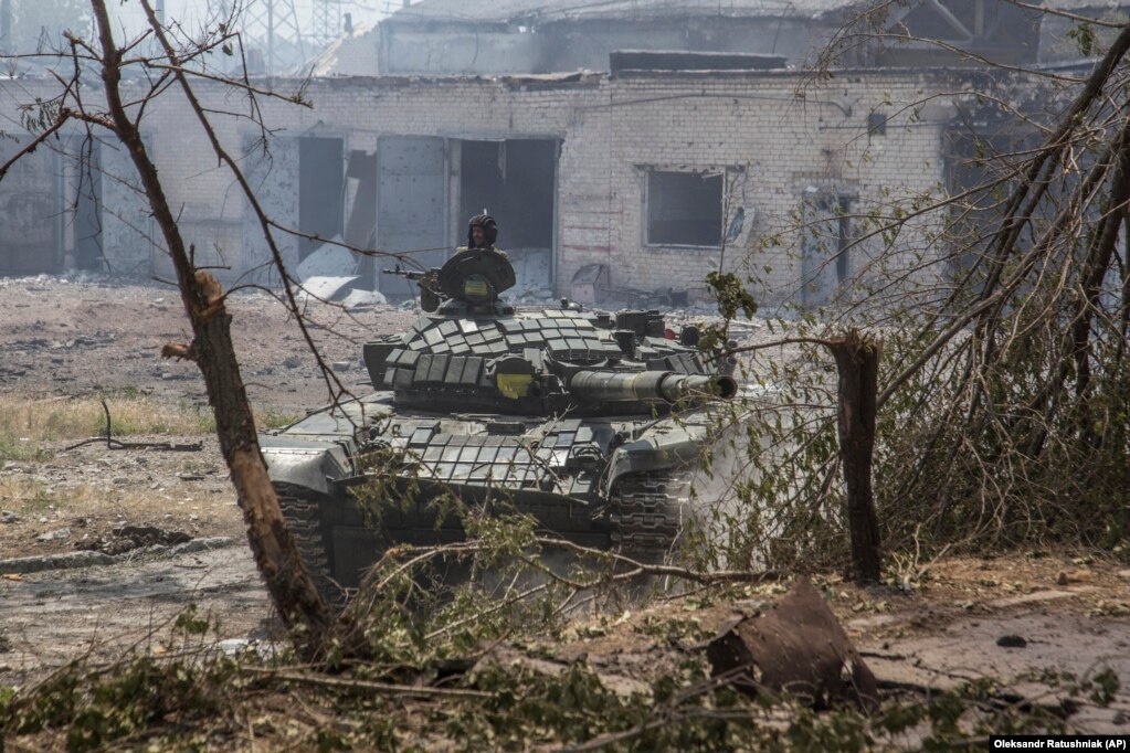 Një tank ukrainas në një pozicion në vijën e parë gjatë luftimeve të ashpra në qytetin Severodonjeck më 8 qershor.