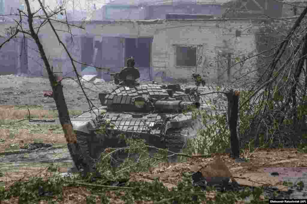 A Ukrainian tank takes up a position on the front line during heavy fighting in the city of Syevyerodonetsk on June 8.