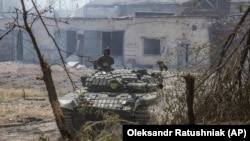 Një tank ukrainas gjatë luftimeve të ashpra në Severodonjeck më 8 qershor 2022. 