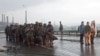 Ukrán katonák távoznak az Azovstal acélgyárból Mariupolban az orosz ostrom után