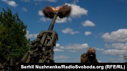 Украинские военнослужащие ведут огонь из американской гаубицы M777. Донецкая область, 6 июня 2022 года