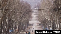 Украина - Локалните жители на улица во градот Мариупол 