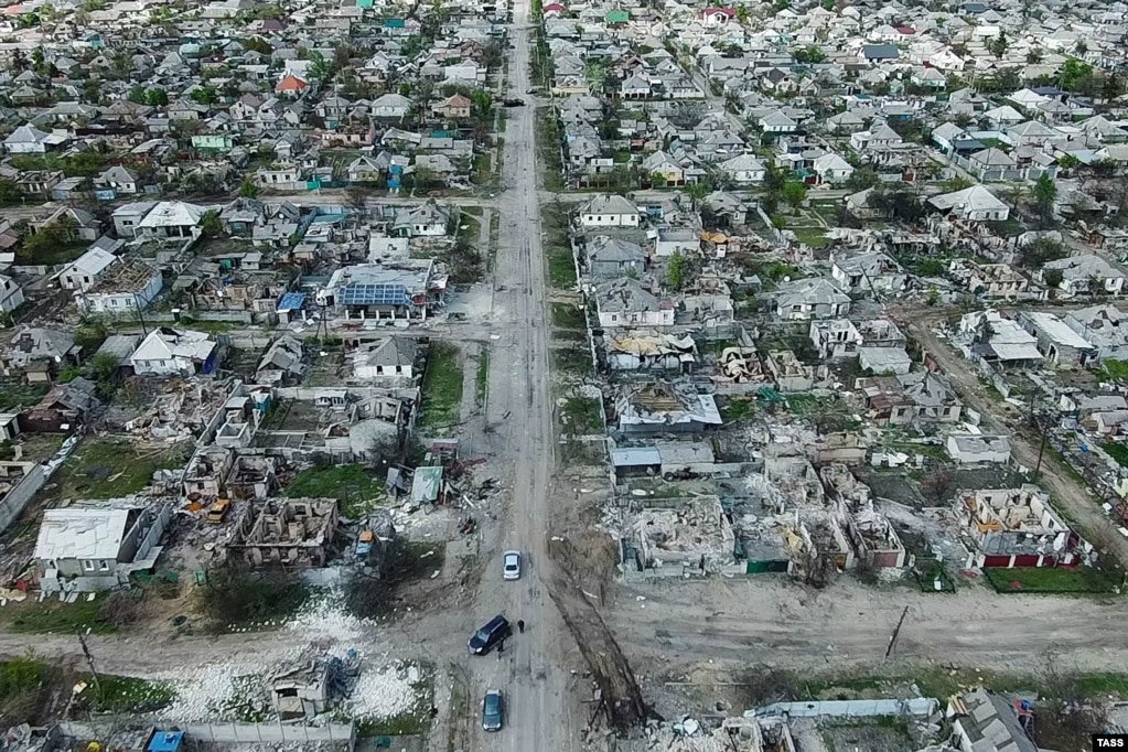 Një foto e realizuar me dron më 1 maj në perferi të Rubizhne, në rajonin lindor të Ukrainës, në Luhansk, që u dëmtua rëndë nga luftimet. &nbsp;