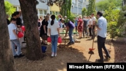 Sadnja drveta doprinosi promociji tolerancije, mirnog razrješenja konflikta, uvažavanja drugog i drugačijeg, poručili su organizatori projekta sadnje drveta prijateljstva dvije škole iz dva dijela Mostara; 3. juni 2022.