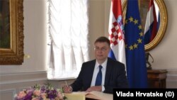 Dombrovskis je nakon susreta kazao kako će ulazak u europodručje donijeti opipljive koristi za hrvatsko gospodarstvo