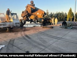 Залишки російського гелікоптера, збитого у перші дні війни, дістають із Київського водосховища 3 червня 2022 року