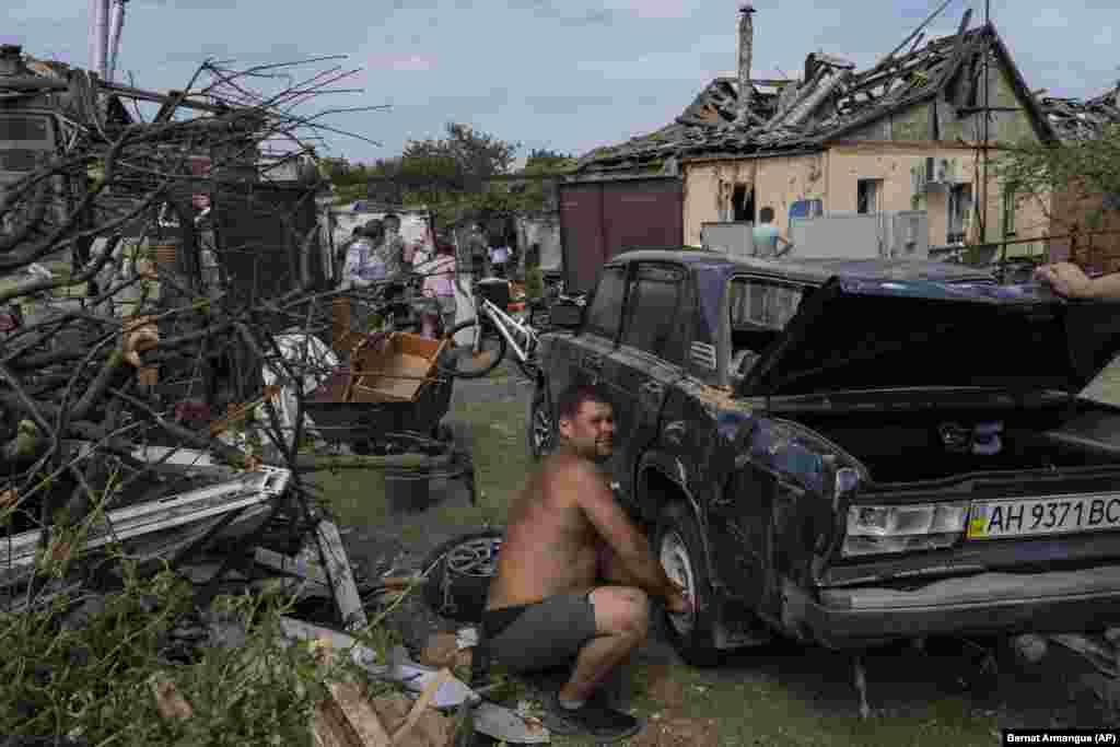 Мешканці пошкоджених російськими обстрілами будинків намагаються зібрати вцілілі речі. Дружківка, 5 червня 2022 року