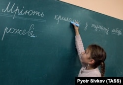 Ученица на уроке украинского языка. Украина