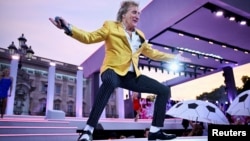 Sir Rod Stewart cântând pe treptele de la Buckingham Palace, în Londra, în onoarea Reginei. 