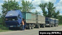 Наполненные зерном грузовики из материковой Украины на крымских дорогах