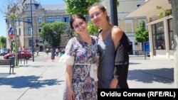 Diana-Maria Harambaș (stânga) și Daria Jidavu sunt șefe de promoție, cu medie maximă, la Colegiul Național Emil Racoviță din Cluj. Diana va studia matematica în Germania, în timp ce Daria vrea să urmeze Medicina, în țară. 