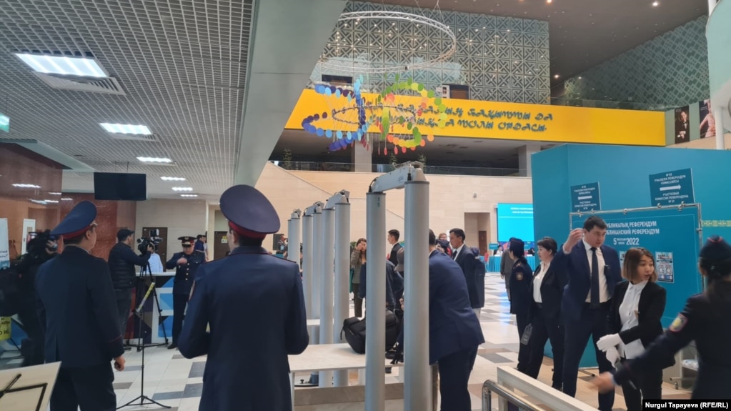 Сотрудники сил безопасности у входа на избирательный участок, на котором отдал свой голос президент Казахстана Касым-Жомарт Токаев. 5 июня 2022 года