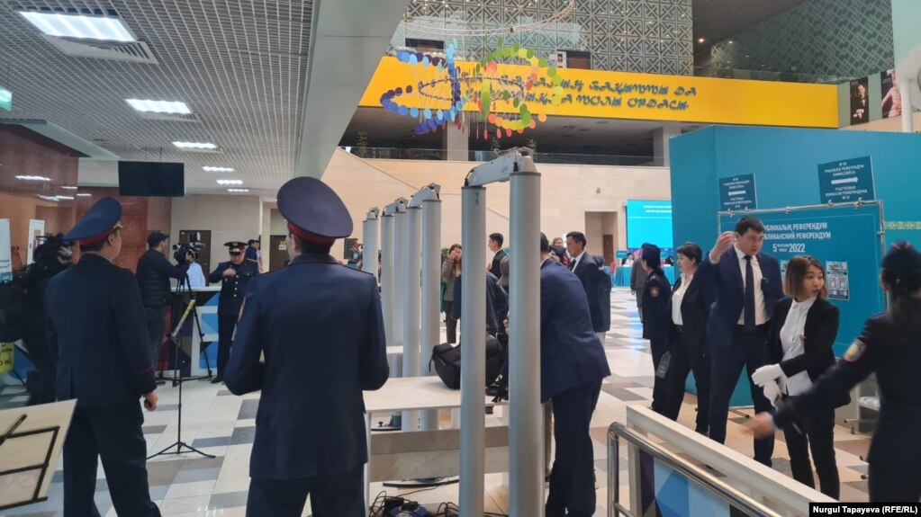 Сотрудники сил безопасности у входа на избирательный участок, на котором отдал свой голос президент Казахстана Касым-Жомарт Токаев. 5 июня 2022 года