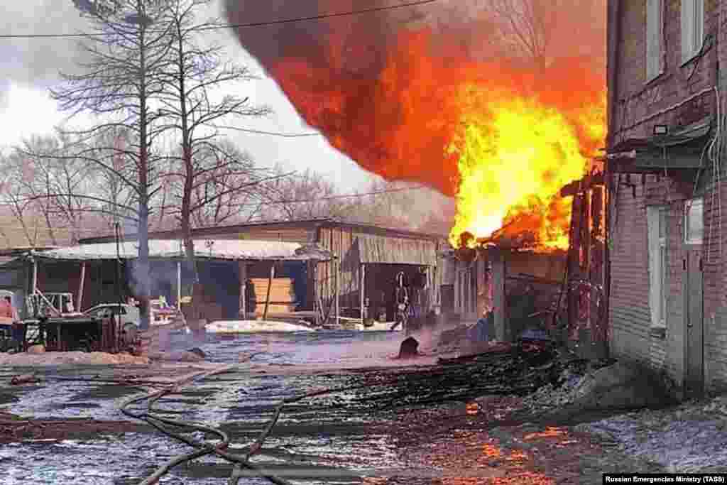 Пожар на лесопилке в Биробиджане, 4 апреля. Город является административным центром Еврейской автономной области России на Дальнем Востоке Сибири