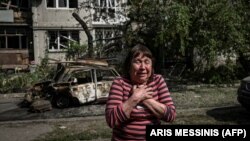 Një grua qan pasi sulmet ajrore ruse goditën shtëpinë e saj në Slloviansk, në rajonin e Donbasit. 31 maj 2022