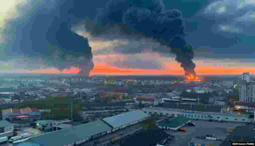 Burning oil storage depots in Bryansk on April 25. The Russian city lies 110 kilometers from the border with Ukraine.&nbsp;