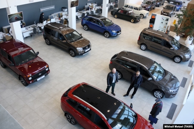 Посетители в автосалоне Lada