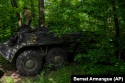 უკრაინელი სამხედროები ჯავშანმანქანაზე დგანან დონეცკის რეგიონის ფრონტის ხაზთან.