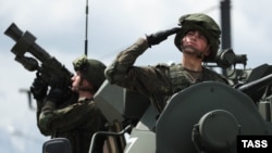 Владикавказ. Военнослужащие на бронетранспортере во время парада Победы, 9 мая 2022 г.